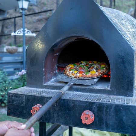 Stayvista At Floradale W Jacuzzi & Wood-Fire Pizza Касаули Екстериор снимка
