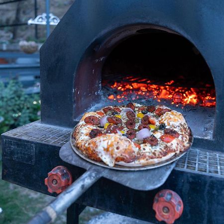 Stayvista At Floradale W Jacuzzi & Wood-Fire Pizza Касаули Екстериор снимка