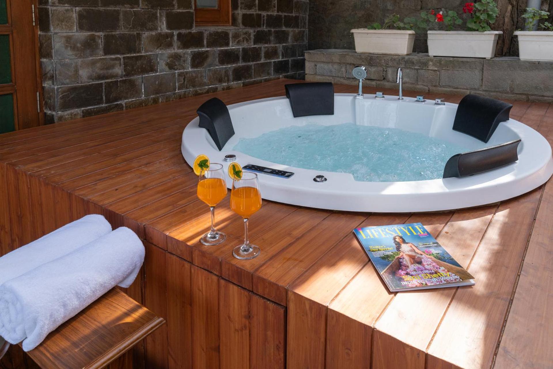 Stayvista At Floradale W Jacuzzi & Wood-Fire Pizza Касаули Екстериор снимка