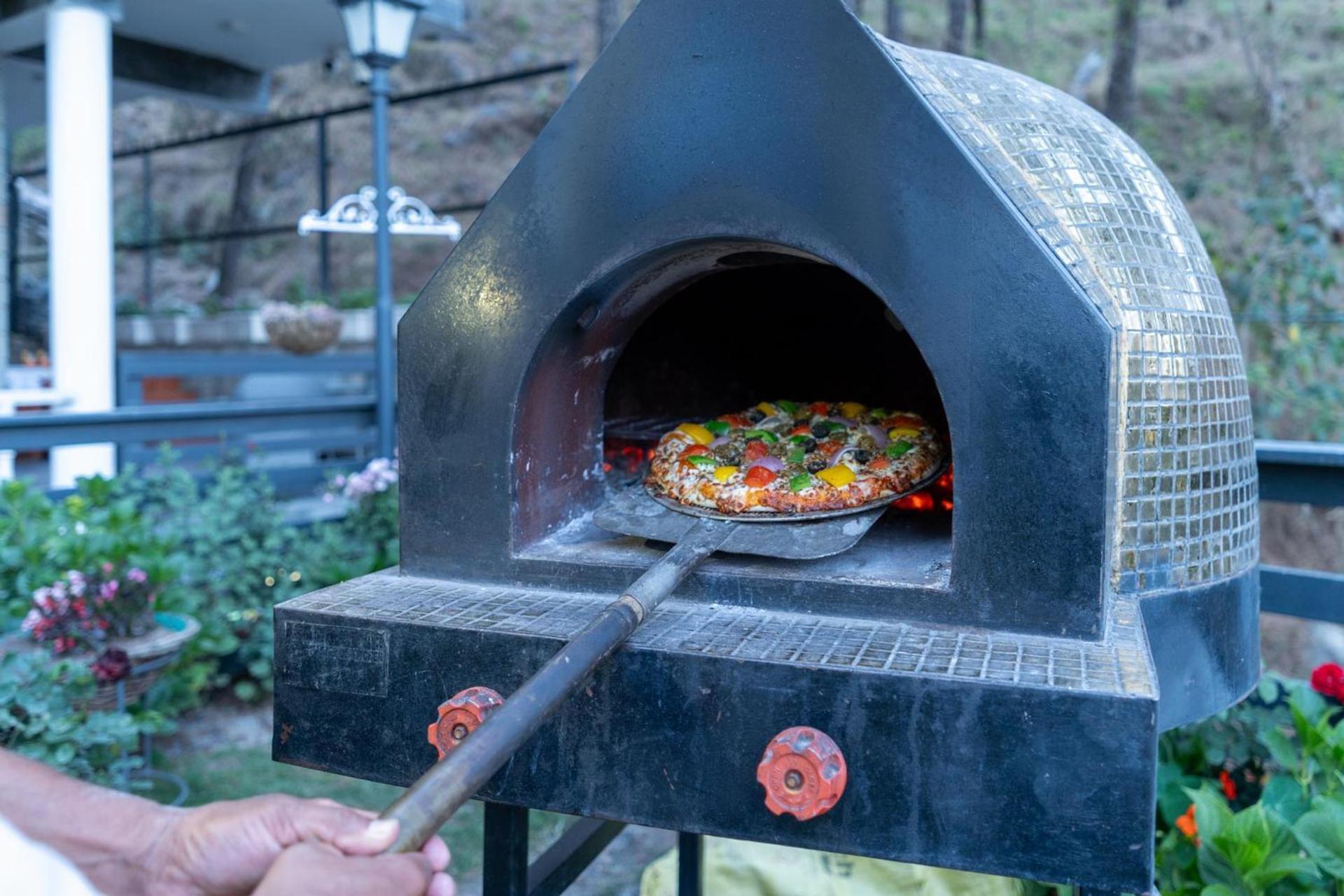 Stayvista At Floradale W Jacuzzi & Wood-Fire Pizza Касаули Екстериор снимка