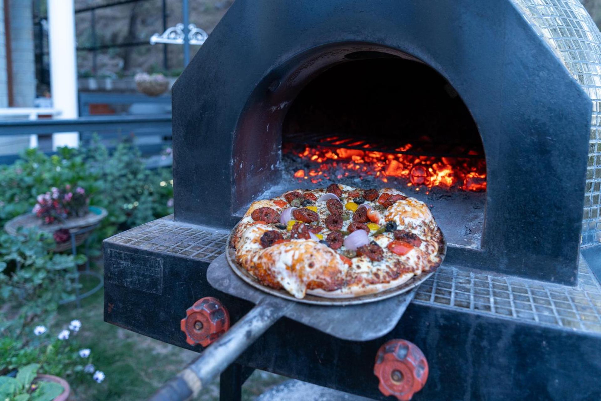 Stayvista At Floradale W Jacuzzi & Wood-Fire Pizza Касаули Екстериор снимка