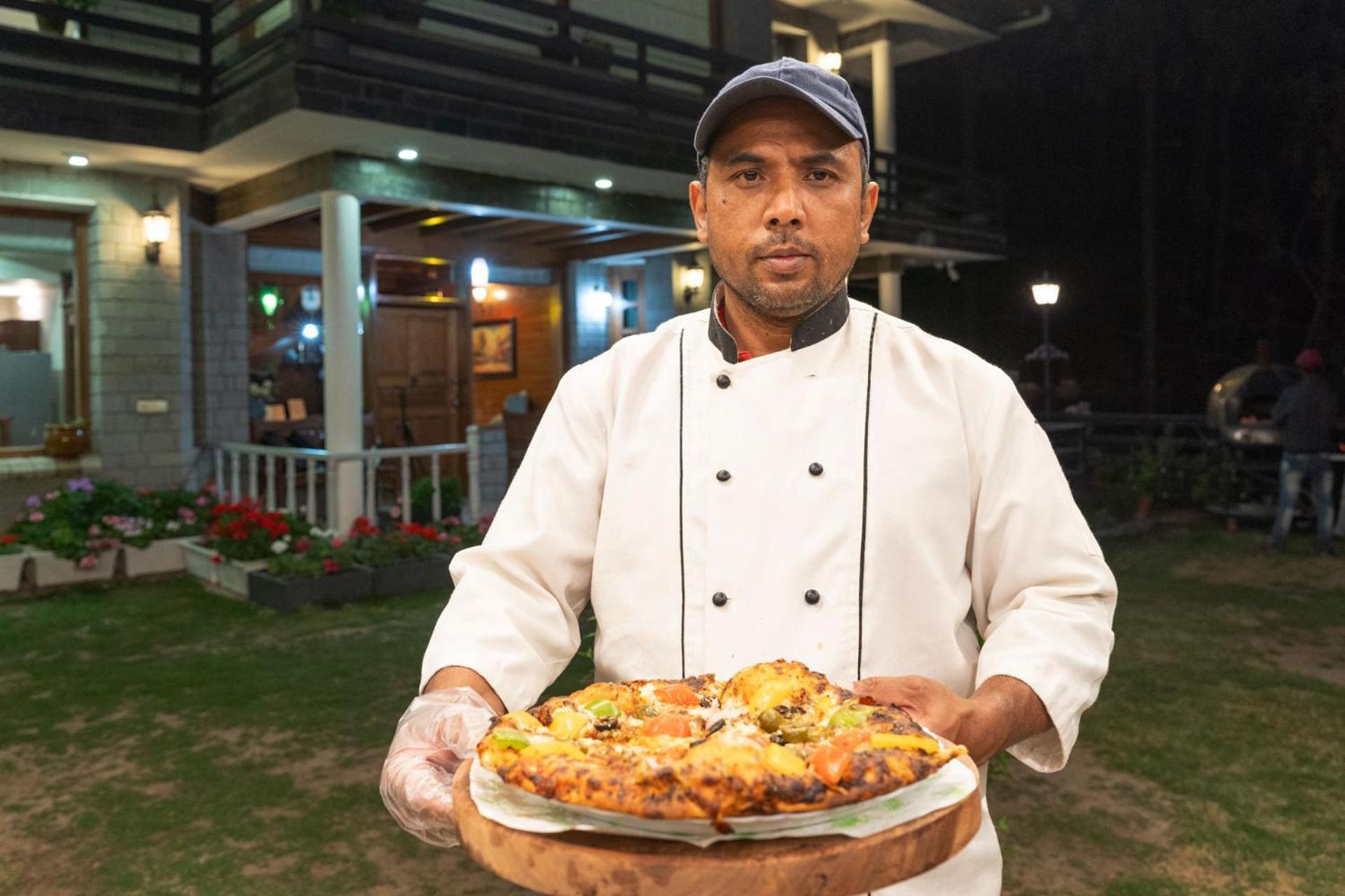 Stayvista At Floradale W Jacuzzi & Wood-Fire Pizza Касаули Екстериор снимка
